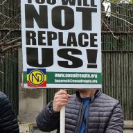 Noua Dreaptă Protestează Împotriva Strategiei de Incluziune a Migranților în București – O Politică Discriminatorie Față de Cetățenii Români și Europeni